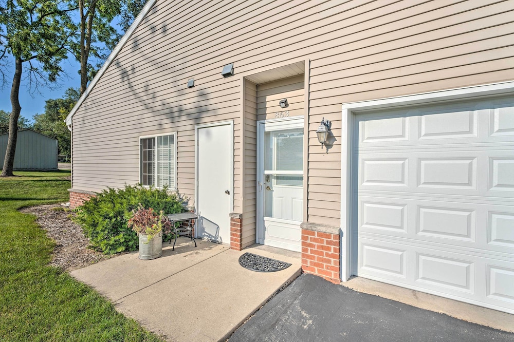 Lake Mills Retreat: 1 Mi to Beaches & Dining!