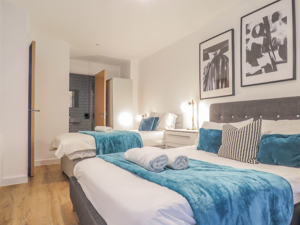 Tudors eSuites Birmingham Canalside Apartments view 3