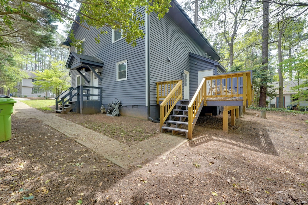 7 Mi to Dtwn Raleigh: Townhome w/ Deck!