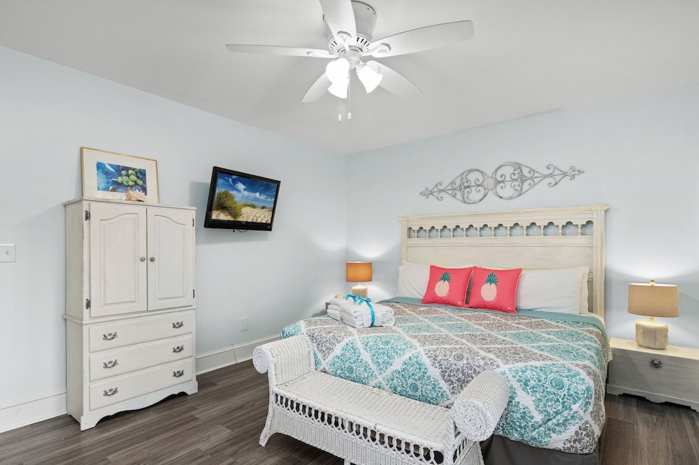 Searenity Awaits: 2-bd, 2-ba Coastal Escape! Perfect for 5! Pet Friendly!