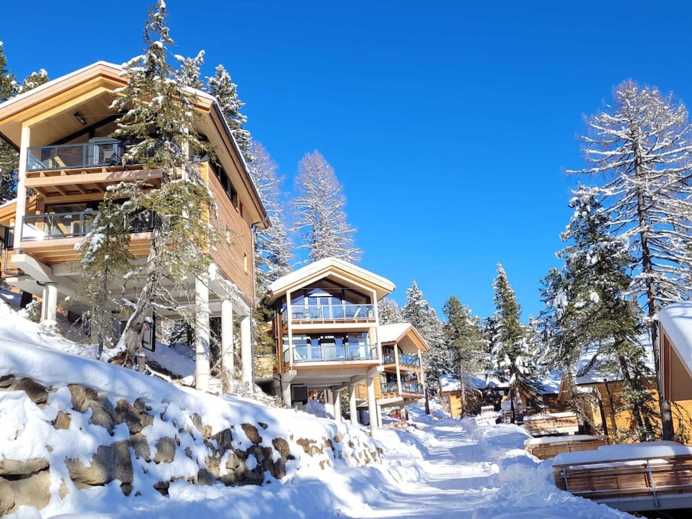 Lavish Chalet With hot tub