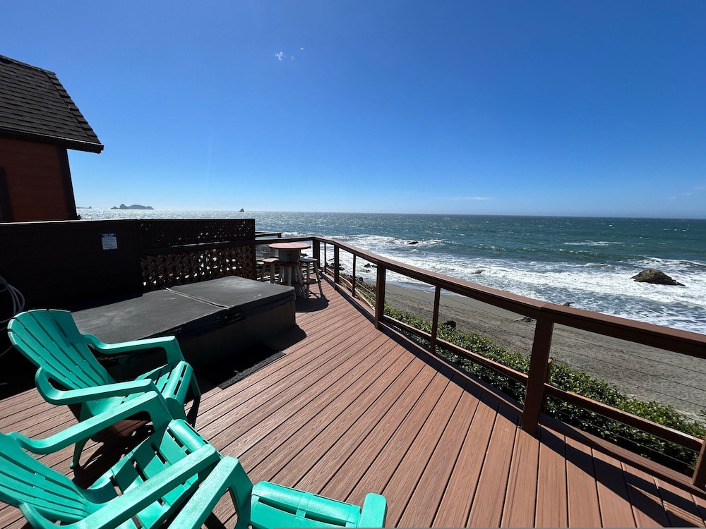 Ocean Front Cabin 11 w Jacuzzi Superb Views