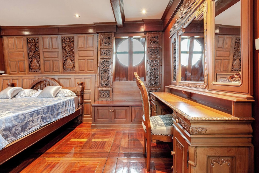Luxury Iconic Royal Boat Pool Villa North Pattaya