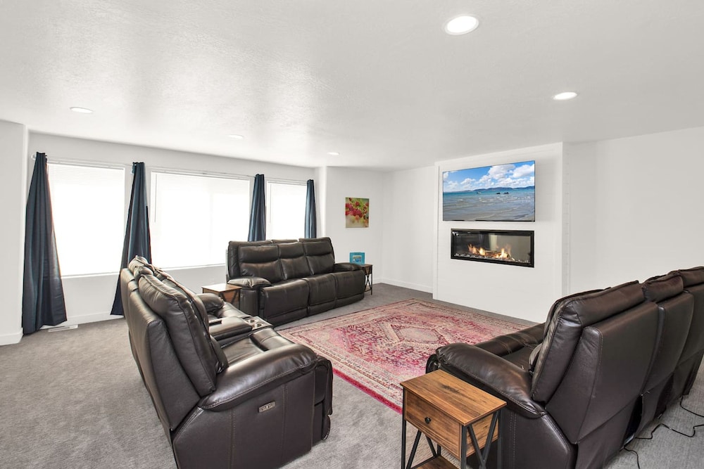 Bear Lake Table Downtown Garden City Townhome