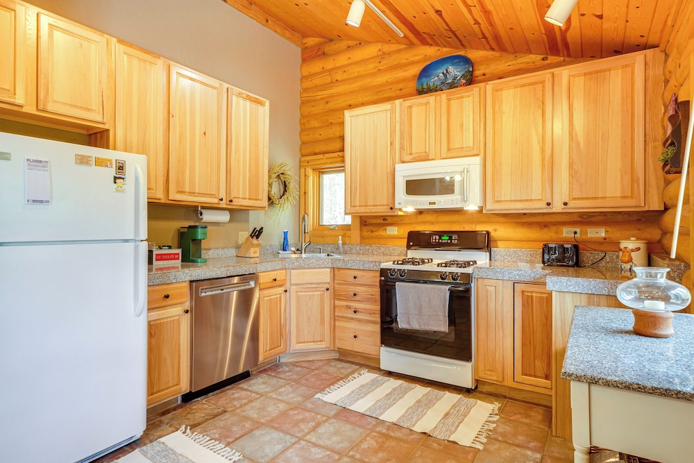 Hot Tub Hideaway w/ Views & Deck in Fairplay!
