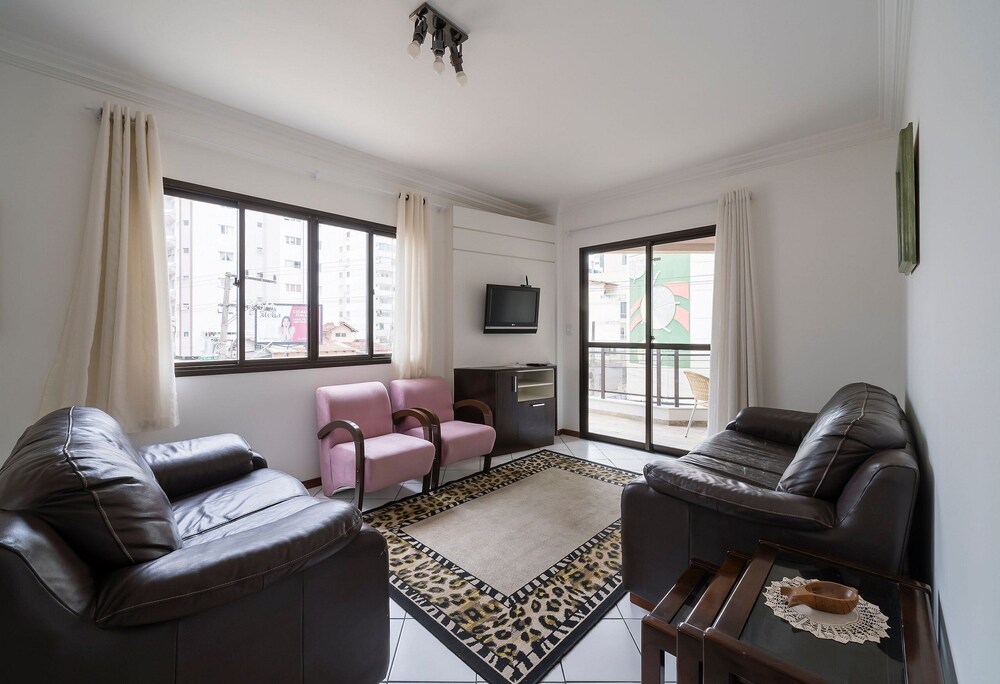 Apartment w Balcony 250m From Praia Central Erj101