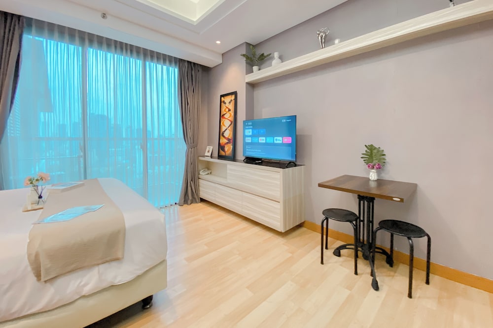 Spacious Studio Apartment at Capitol Suites