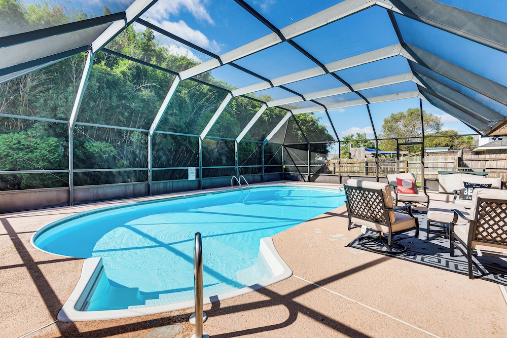 1 Mi to Zoo: 'rustic Bungalow' Gem in Gulf Breeze!