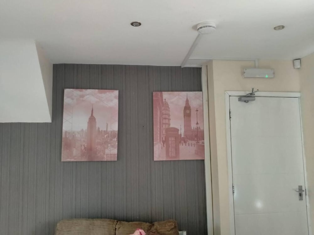 Spacious 3bed House in Walsall With Parking Onsite view 5
