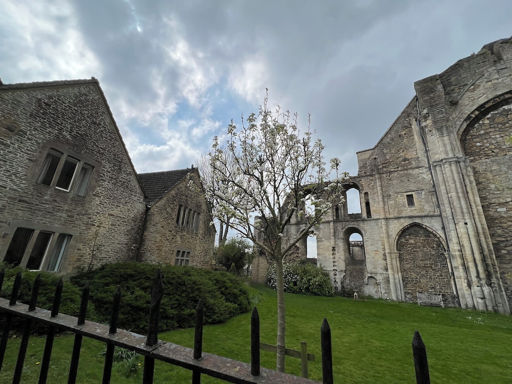 Cosy Cottage Over Malmesbury Abbey