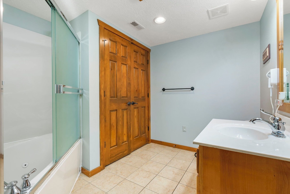 Kemper's Cabin in the Ozarks - Onsite Amenities