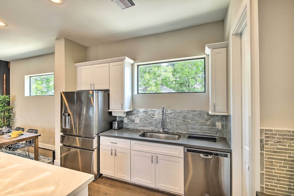 Stylish Houston Townhome ~ 3 Mi to Downtown! view 2