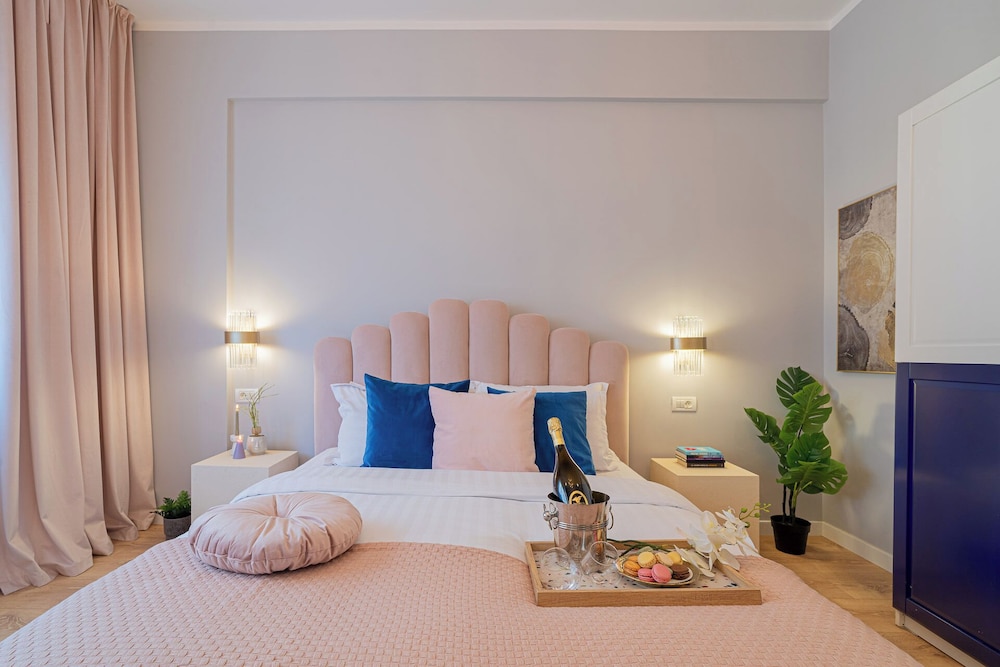 Designer 2-Bedroom Flat with Balcony & Full Amenities Steps from Piata Universitatii