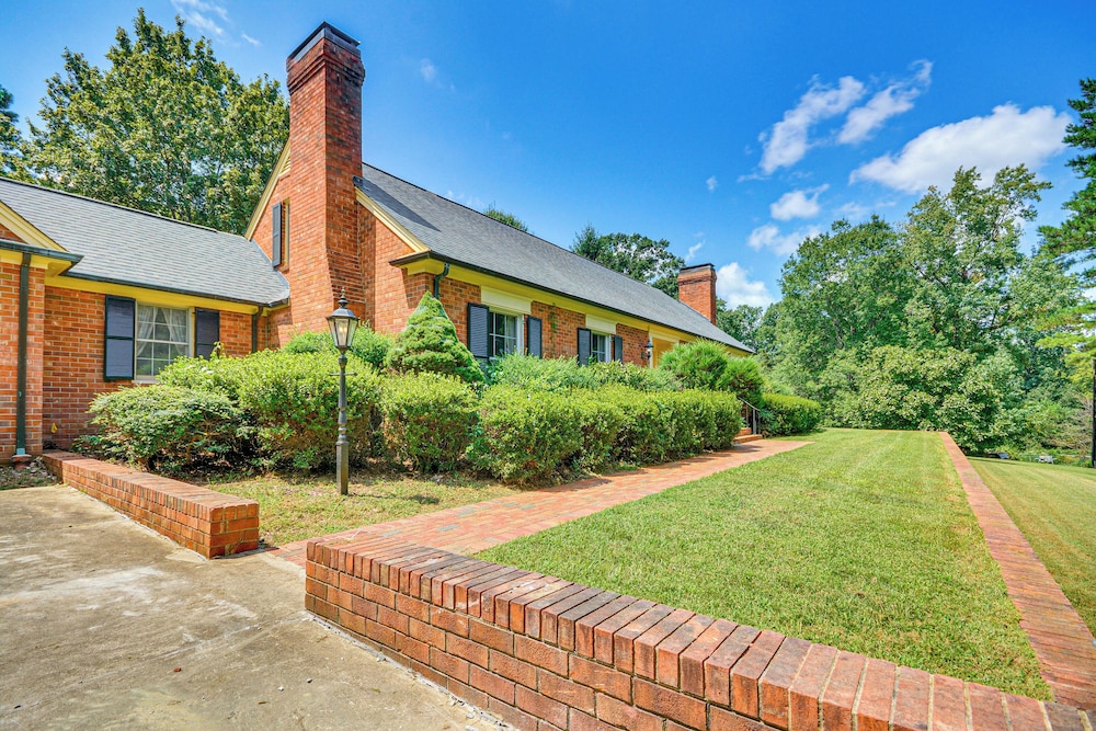 2 Mi to Main St Thomasville: Family Home w/ Games