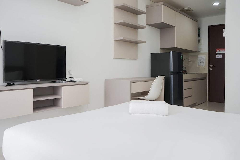 Elegant and Relaxing Studio Apartment at Springwood Residence