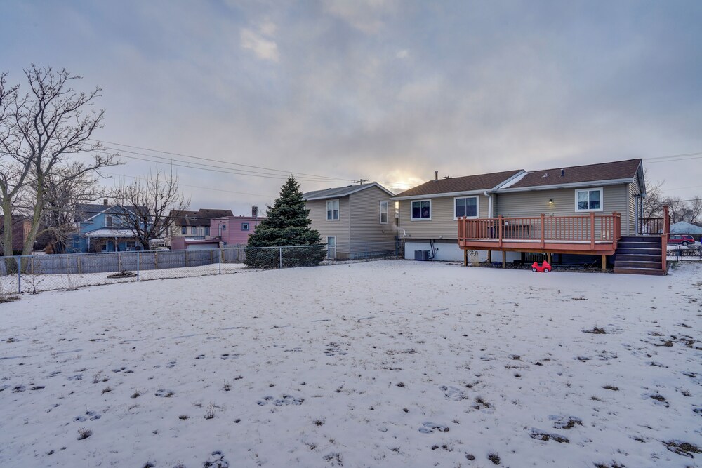 2 Mi to Dtwn St Paul: Home w/ Private Deck & Yard!