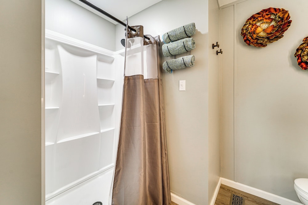 Half-mi to Lakemont Park: Family-friendly Home!