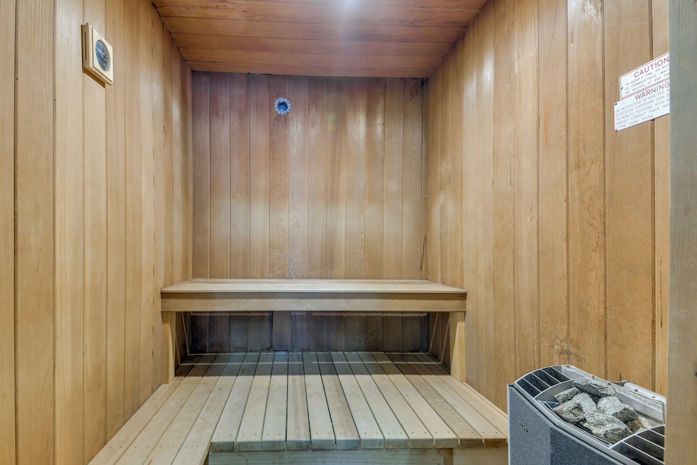 Game Room, Media Room & Pool: Luxe Villa in Craig!