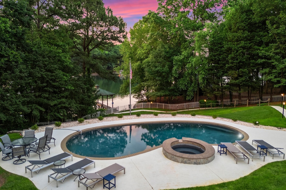 Shoreway Cove by Avantstay Waterfront Pool Dock