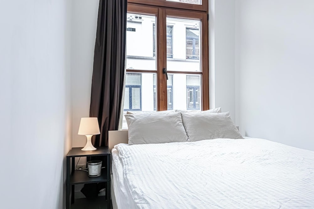 Modern 3BR Apt for 6 with Patio Ghent