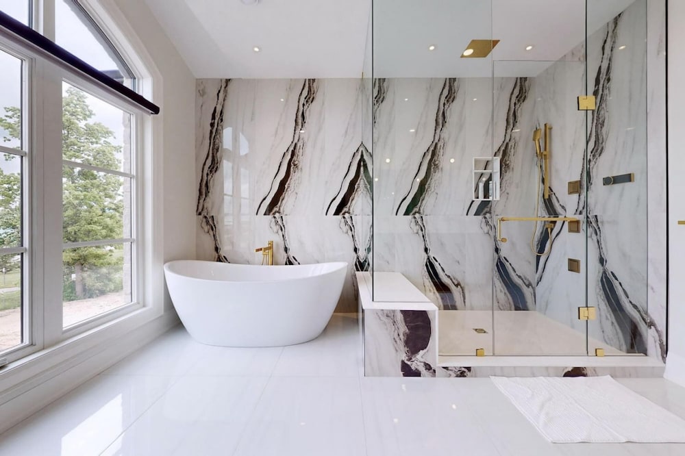 Lucky Mansion Luxury Villa in Fort Erie