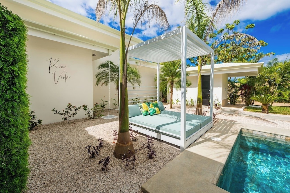 New Oasis in Gated Community With Pool Breakfast