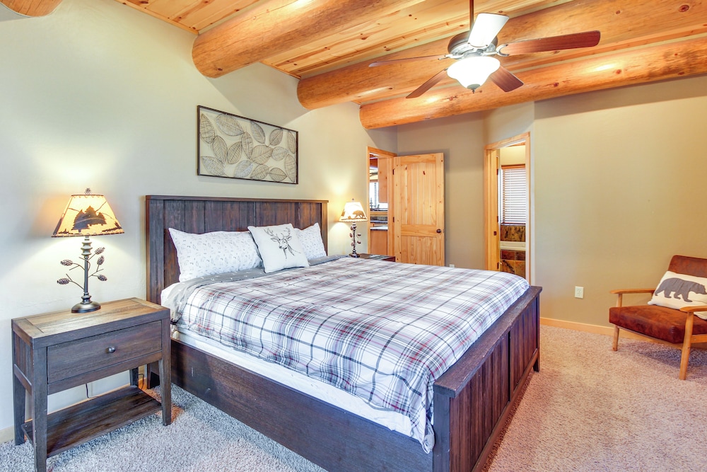Fire Pit: Cozy Winter Cabin, 45 Mi to Sunrise Park