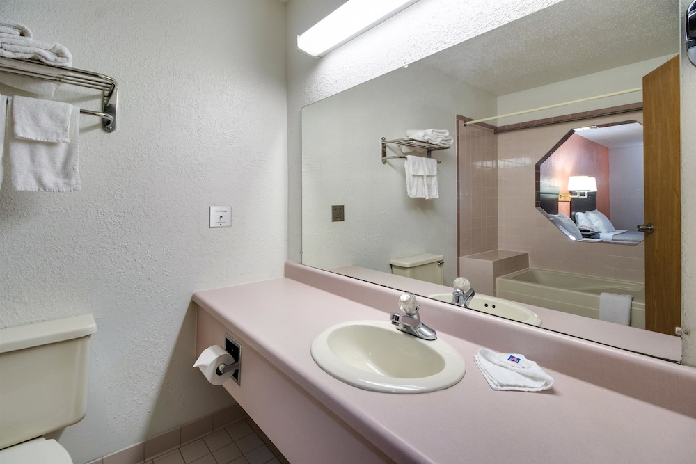 Motel 6 Marion, IL