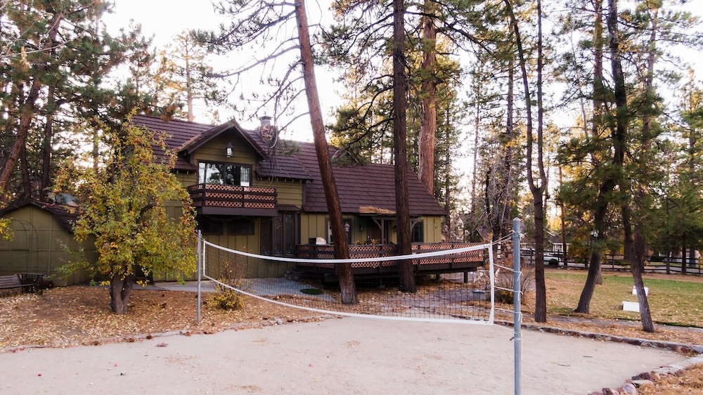 Walk to the Lake, Sand Volleyball Court, Pool Table, Deck Gambler by Avantstay