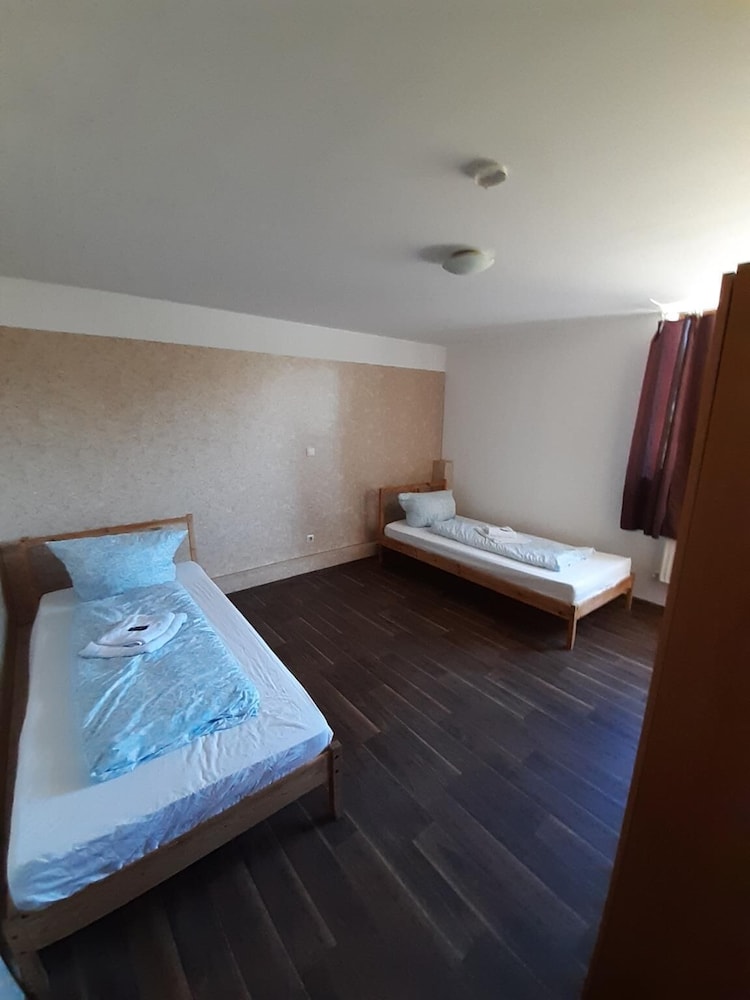 2-Rent Group Hostel Rooms&Apartments EVE168