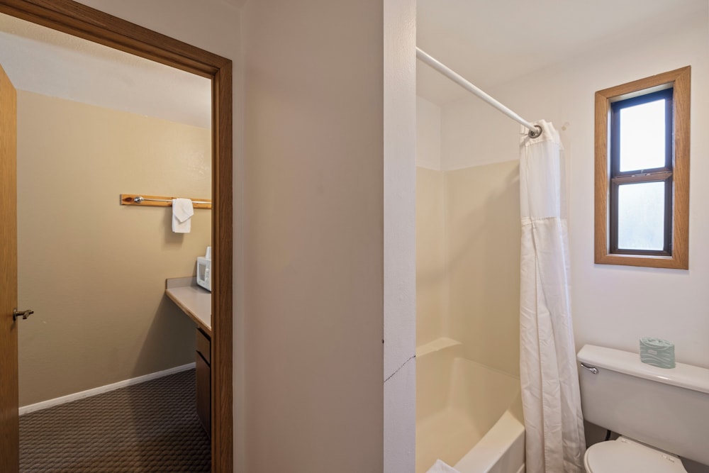 Birch Glen Hotel