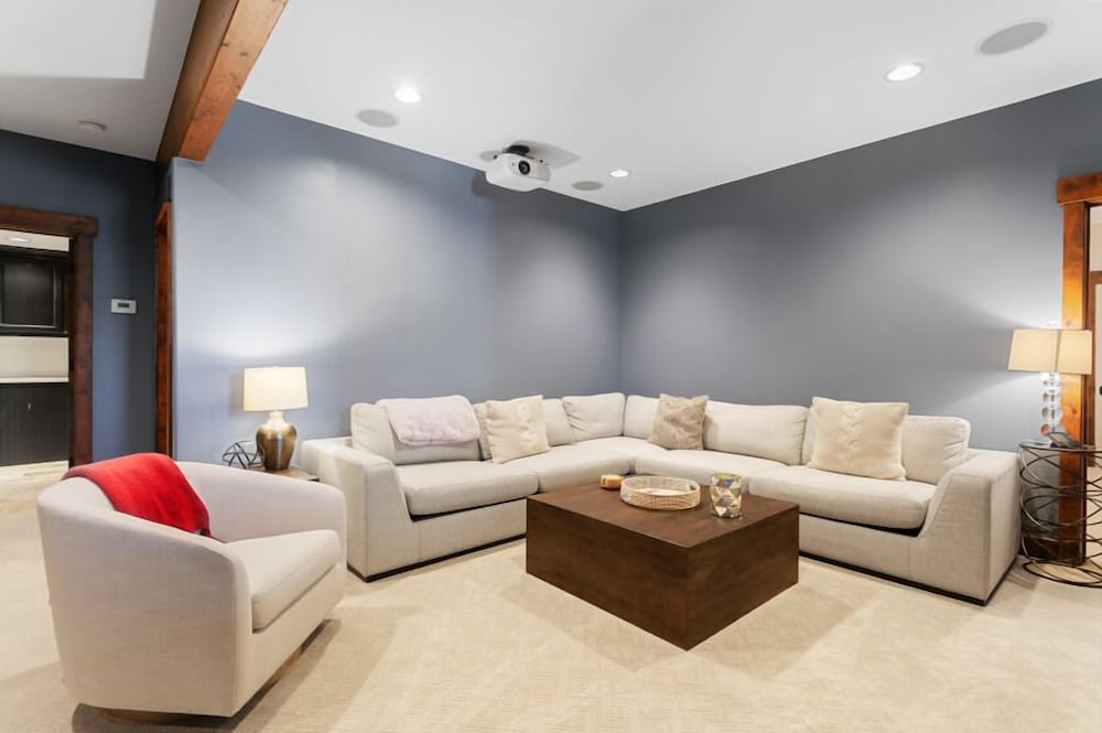 2540 Queen Esther Dr - 5 Bedroom Home with Spa 5 Home