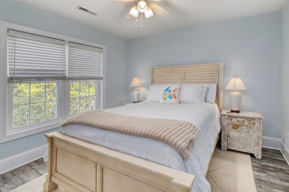 Beach Bliss: 4br Beach Access Kayak Wi-fi 4 Bedroom Home by RedAwning