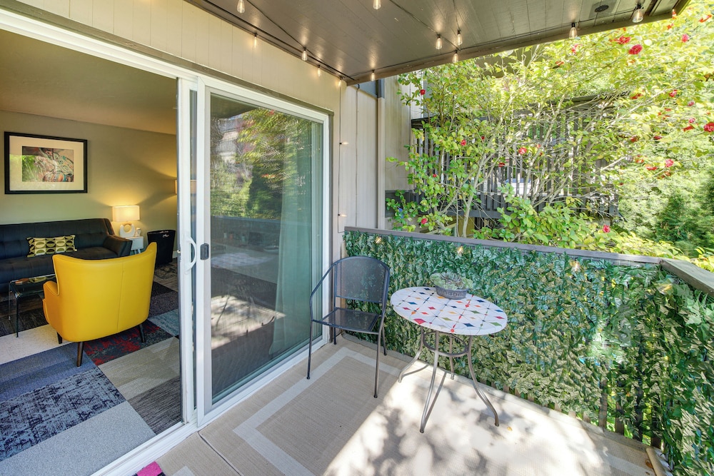 Modern Home Between Seattle, Tacoma & SEA Airport