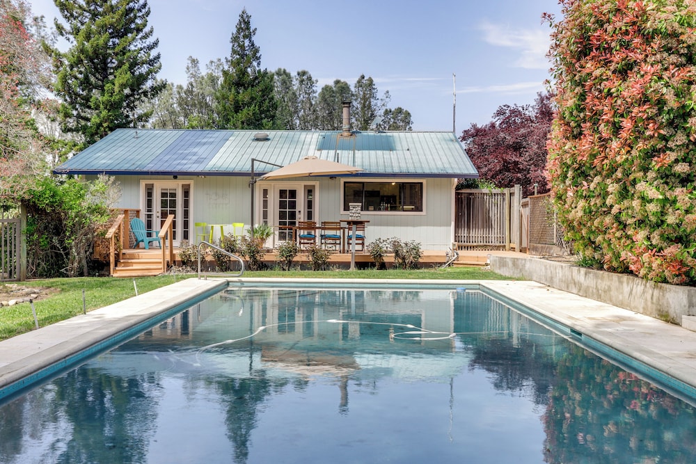 Pool & Deck: Wine Country Hideaway in Middletown!