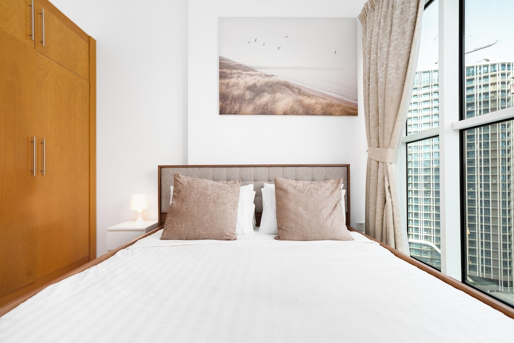 Lux BnB I Mayfair Tower I Sky line Views