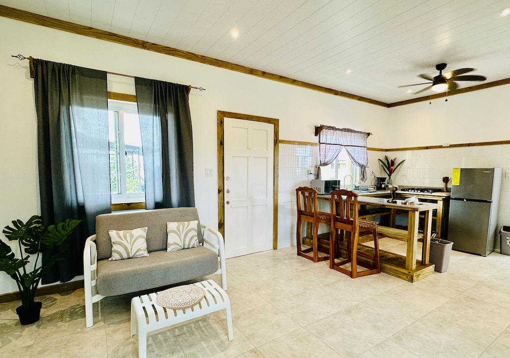 Annies 6th Street Apartment