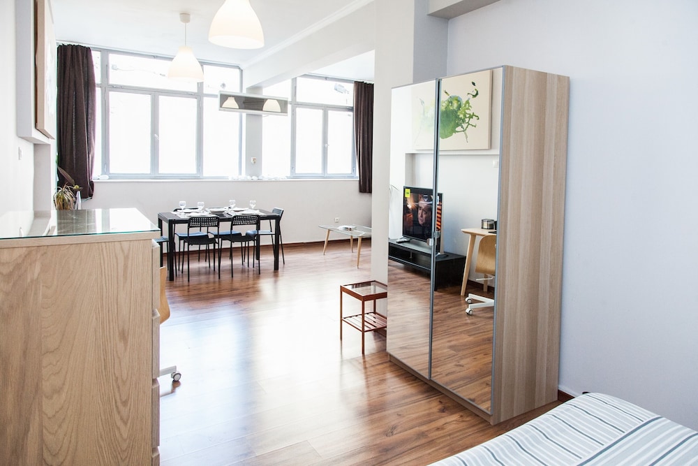 Modern-deluxe central apt in Athens