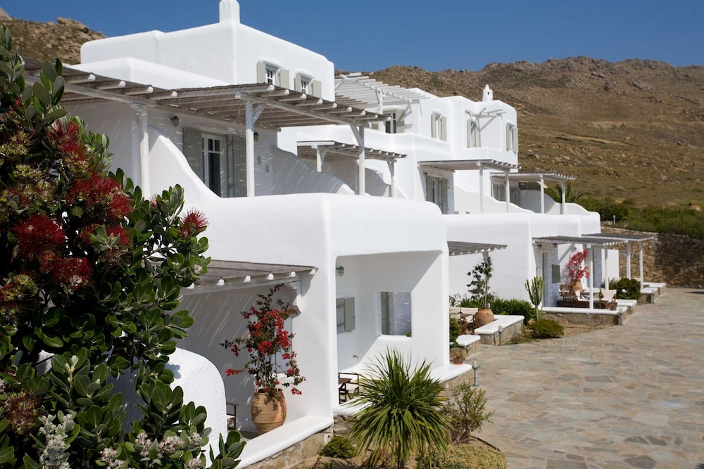 Yakinthos Residence