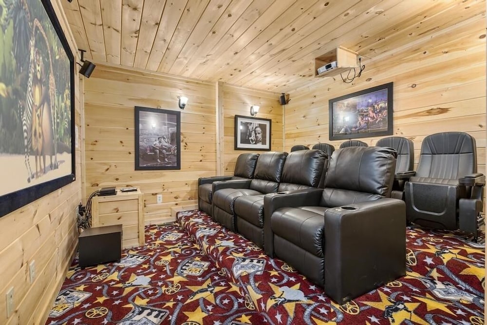 A Perfect Getaway - 4 Bedrooms, 4 Baths, Sleeps 15 Cabin by RedAwning