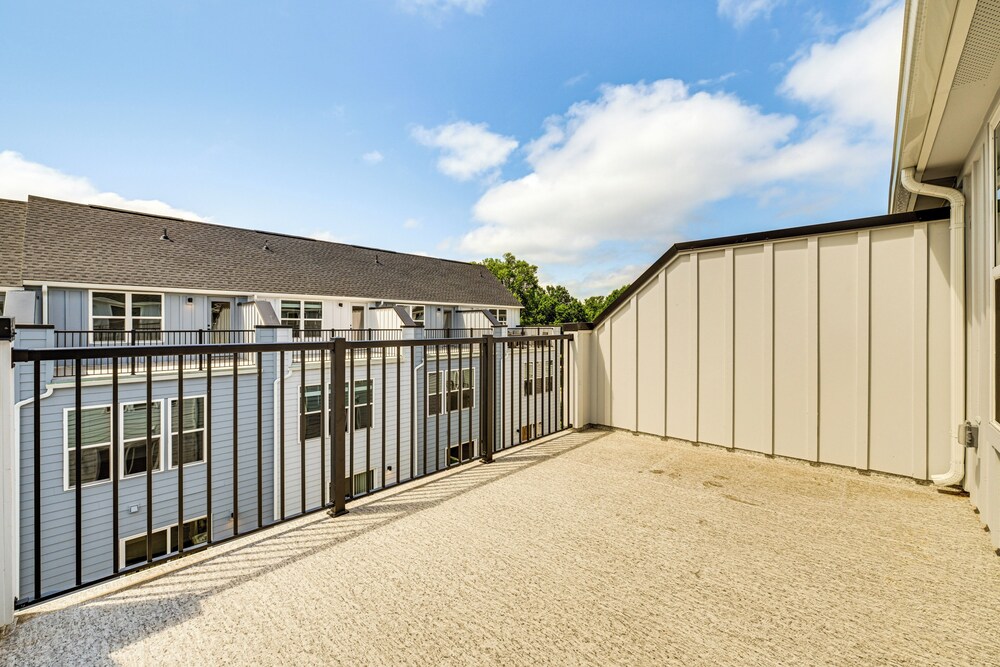 2 Mi to Dtwn Charlotte: Unit w/ Rooftop Deck!