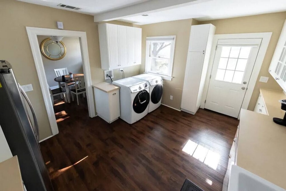 Updated 2BR House in Glendale With Private Fenced Yard Parking p2