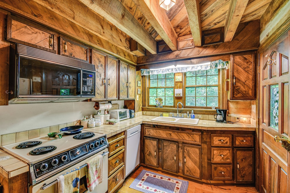 Peaceful Burnsville Cabin By South Toe River!