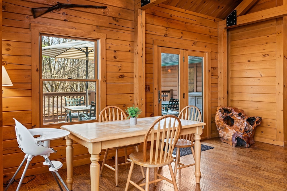 Deer Haven Cabin by Avantstay Waterfront Dock Firepit