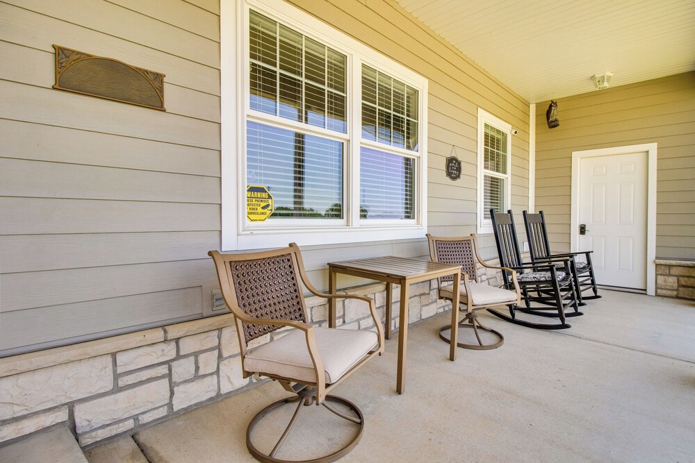 Near Bull Shoals Lake: Spacious Golfer's Getaway!