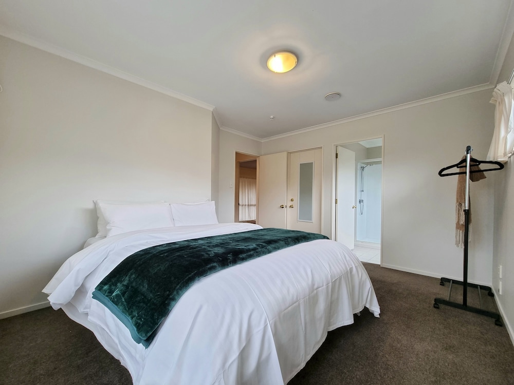 Beautiful 3BR House - WiFi - Car park view 3