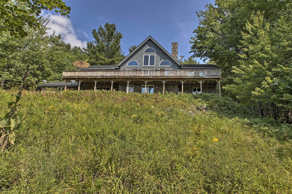 Elegant & Quiet Maine Escape w/ Sauna & Deck!