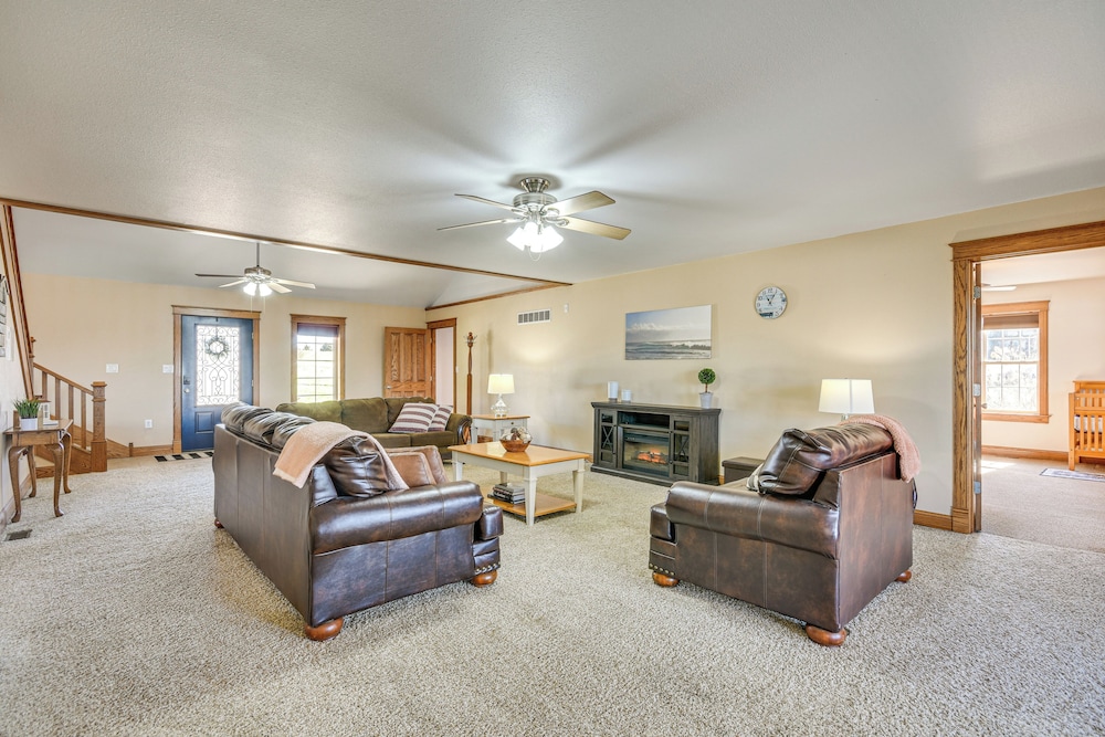 Pond Access & Fishing: 'cedar Lodge' in Versailles