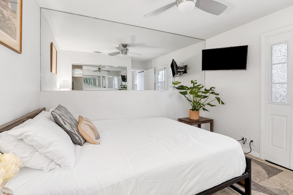 Canalfront Charmer by Avantstay Waterfront w Private Dock Hot Tub