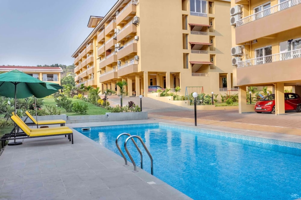 1bhk w Balcony and Pool - 5 Mins to Candolim Beach